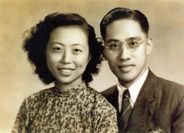 七七事变，国难当头，年轻的他弃笔从戎，踏入中央陆军学校，自此踏上抗日救亡之路。毕
