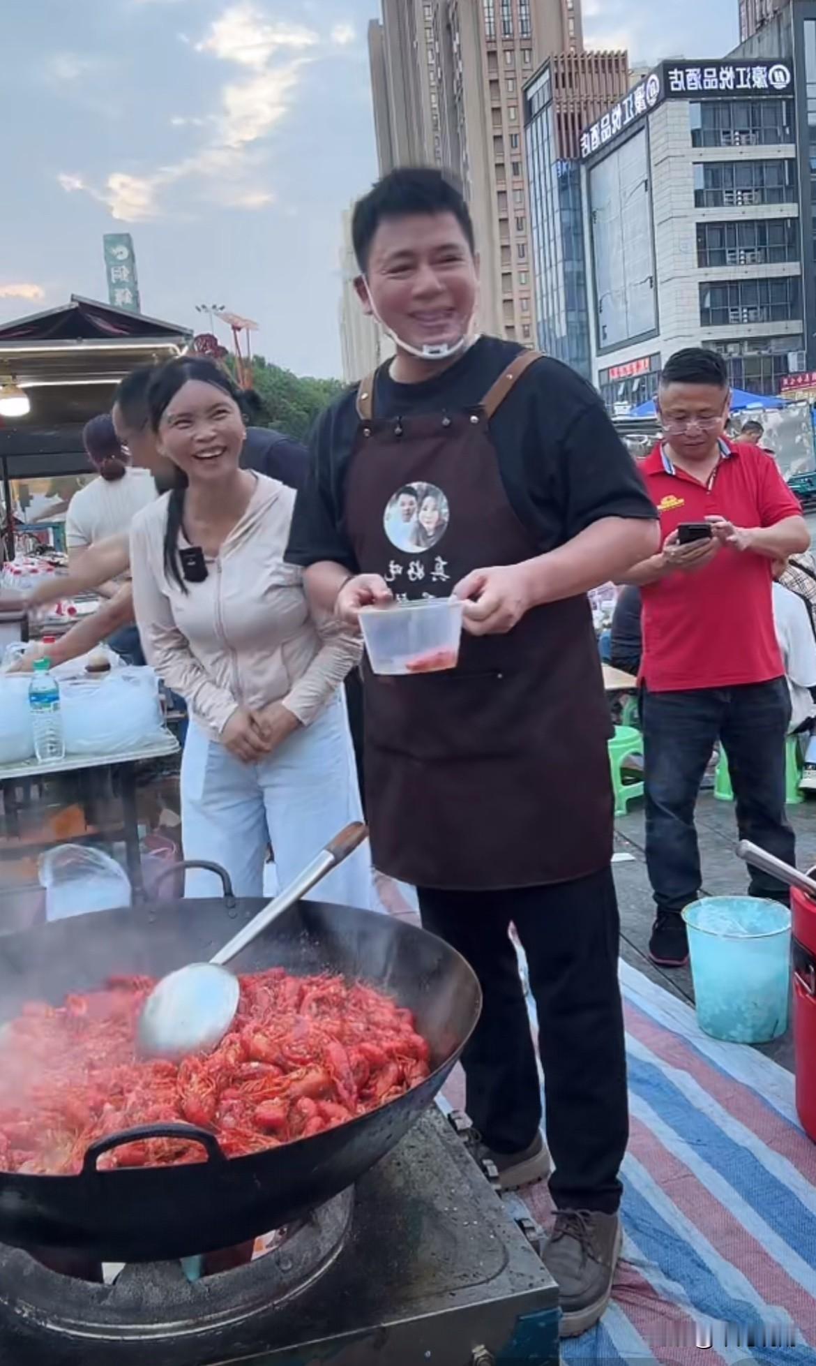 最近，海派成员二蛋火出圈了！
什么原因让一个默默无闻的穷夫妻突然爆红？分析以下原