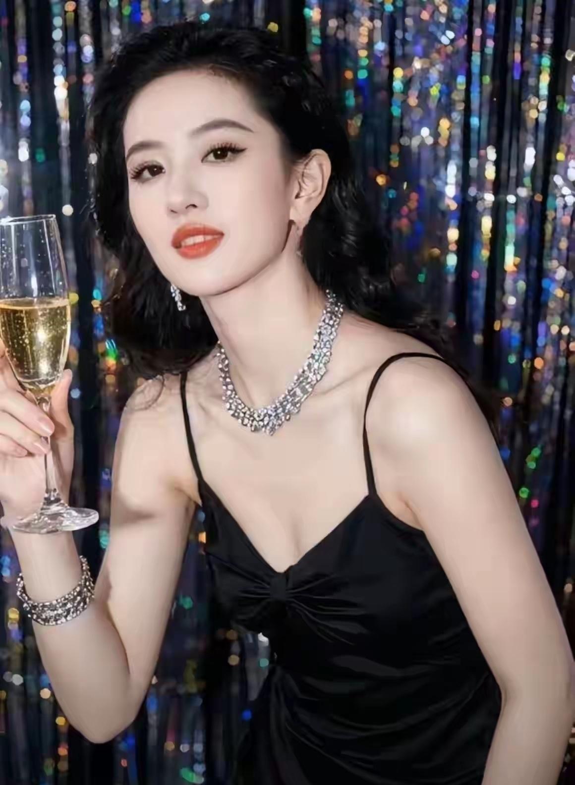 酒盏传情意，佳人笑语间。