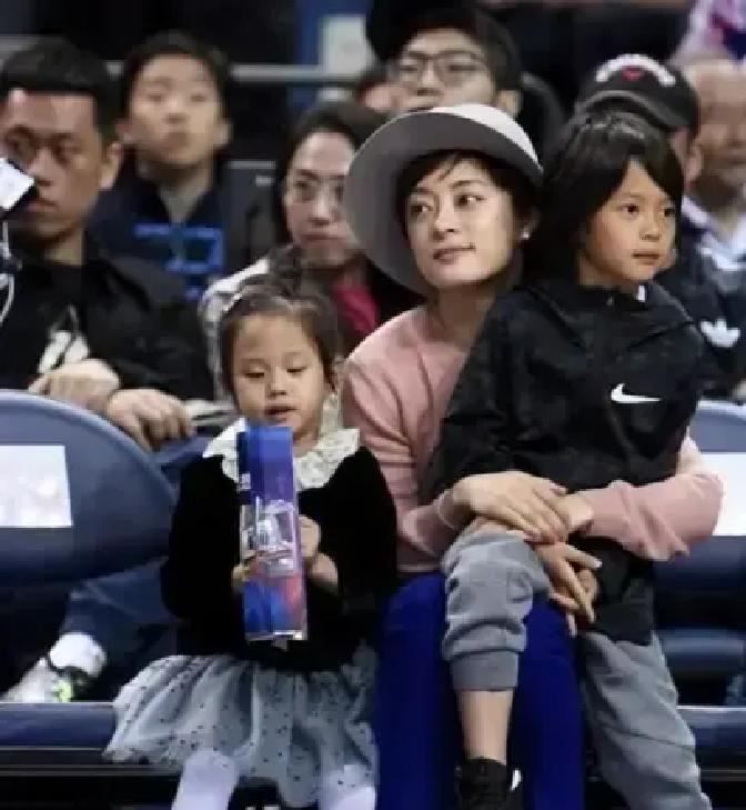 孩子不补课，孙俪却让他们赢麻了
 
书法、舞蹈、八段锦，每天练一样。她没报奥数班