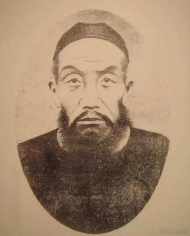 【曾国藩唯一一张存世照片】面相削瘦，一脸横肉吊三角眼，眼神凌厉鼻梁扁，额头宽，络