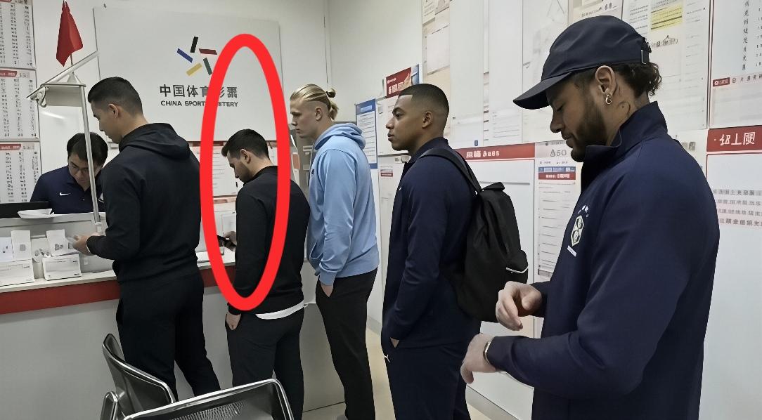 泽连斯基怎么可能和哈兰德在一起？

早上突然看到了这个图，这第二个人看起来分明是