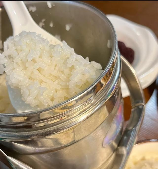 婆婆在湘菜馆打工，把客人没吃完的桶装米饭带回家吃，被我老公说丢人。其实饭都是用饭