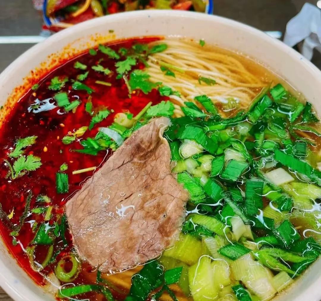 有一个特别成功的朋友
给她的孩子
上了社会第一课
不要同情任何人
不要相信任何人