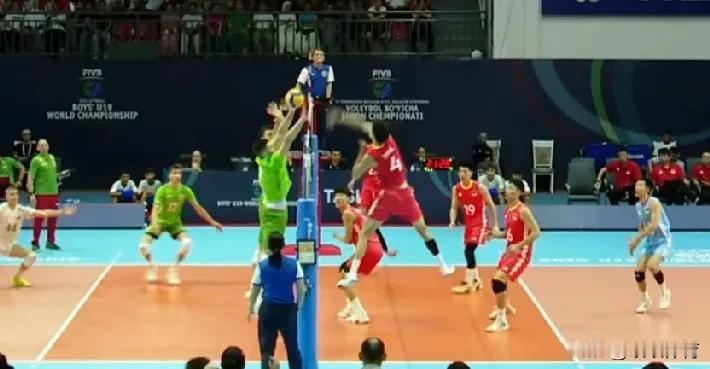 【余翔单局11分，中国队25-22扳回一局】
U19男排世锦赛，中国对保加利亚第