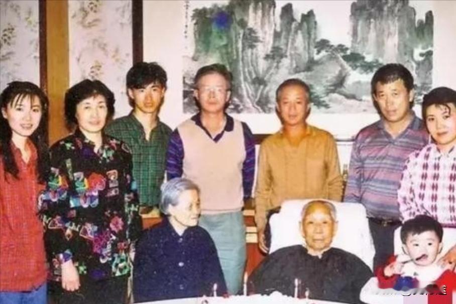 1988年，王震将军80大寿时的一张全家福，他的夫人王季青与王震共育有三个儿子，
