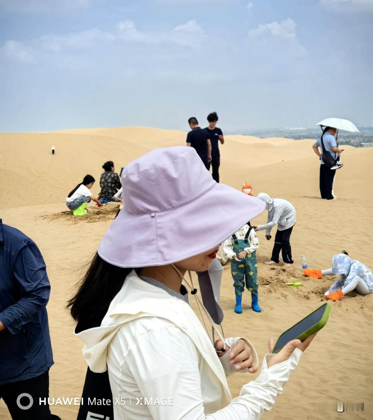 鄂尔多斯响沙湾沙漠。
1、响沙湾拥有罕见鸣沙奇观，干燥天气滑沙时沙粒摩擦轰鸣，沙