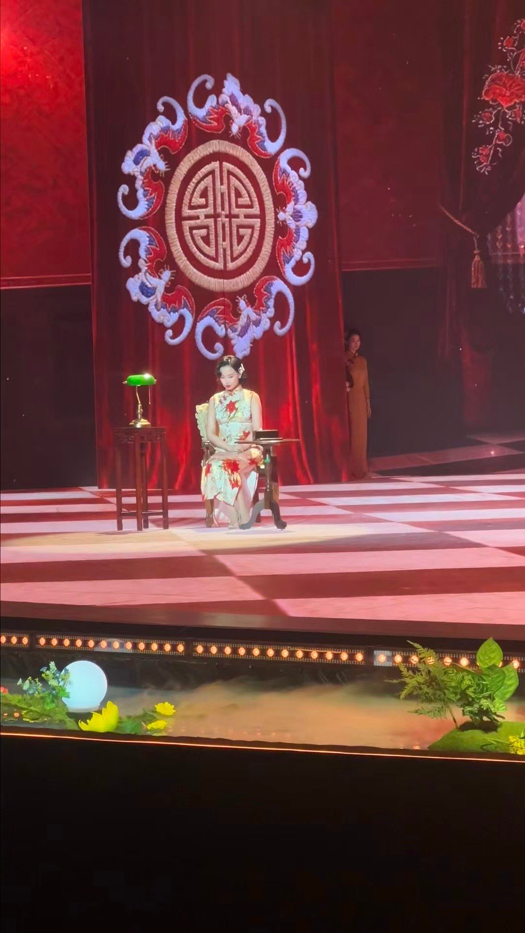 黄龄央视晚会路透带了3套造型  路透即暴击！黄龄在央视非遗晚会上的三套造型，一套