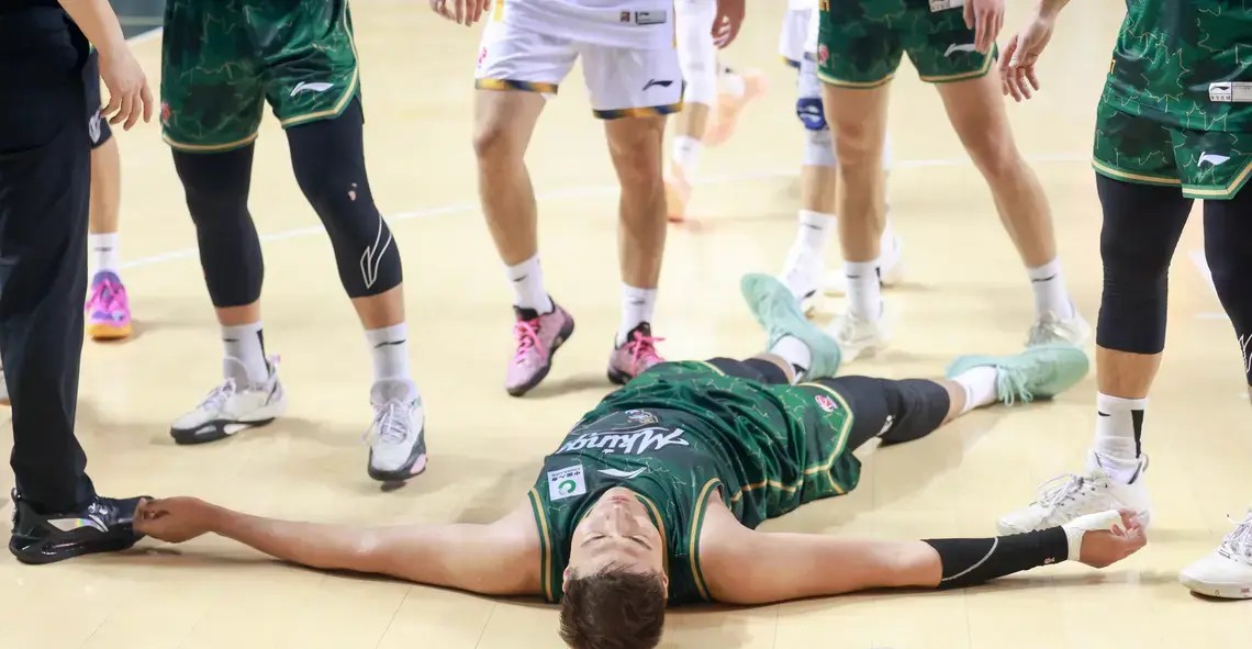 媒体人：全华班亮相的四川队无悬念输球，21连败还酿成冲突