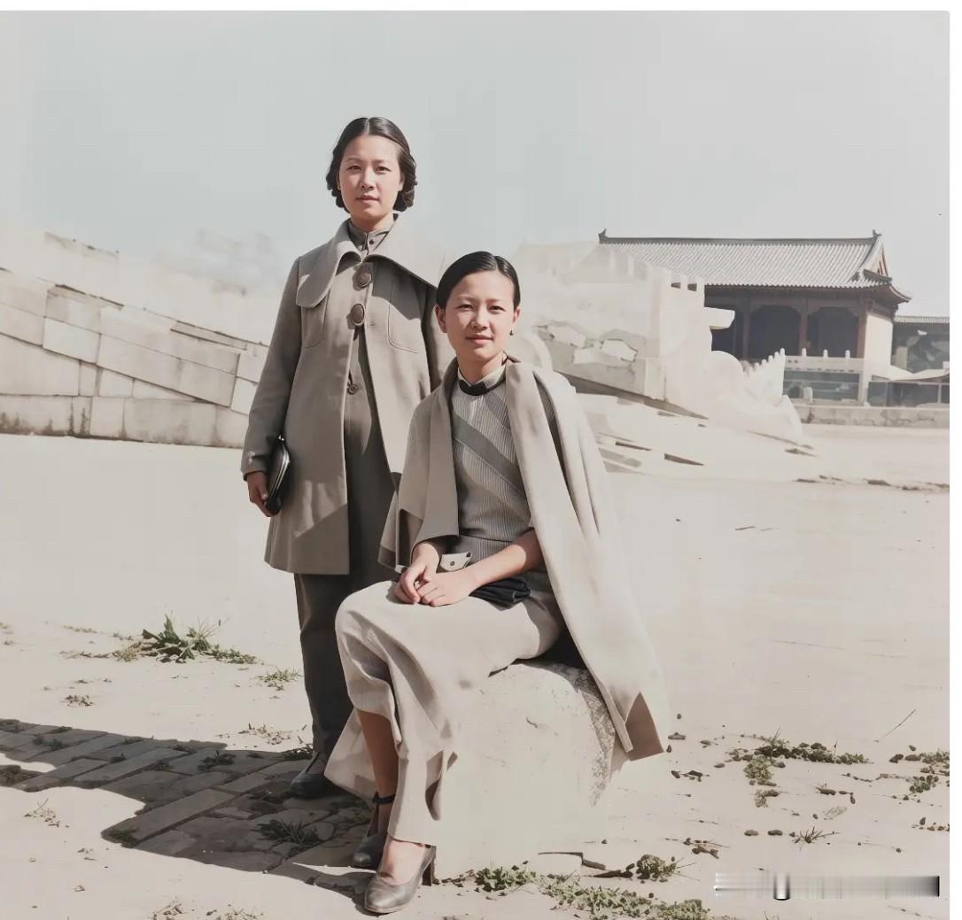 1936年，林徽因与小姑梁思庄，在故宫太和殿的一张珍贵合影。林徽因端庄秀丽，梁思