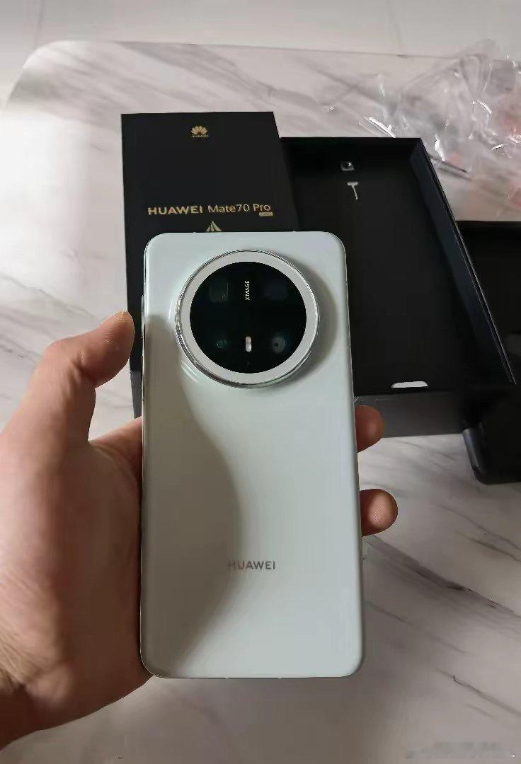 华为 Mate70Pro 首发到货喽： 果然还是白色更耐看吧，跟黑色对比一下，黑
