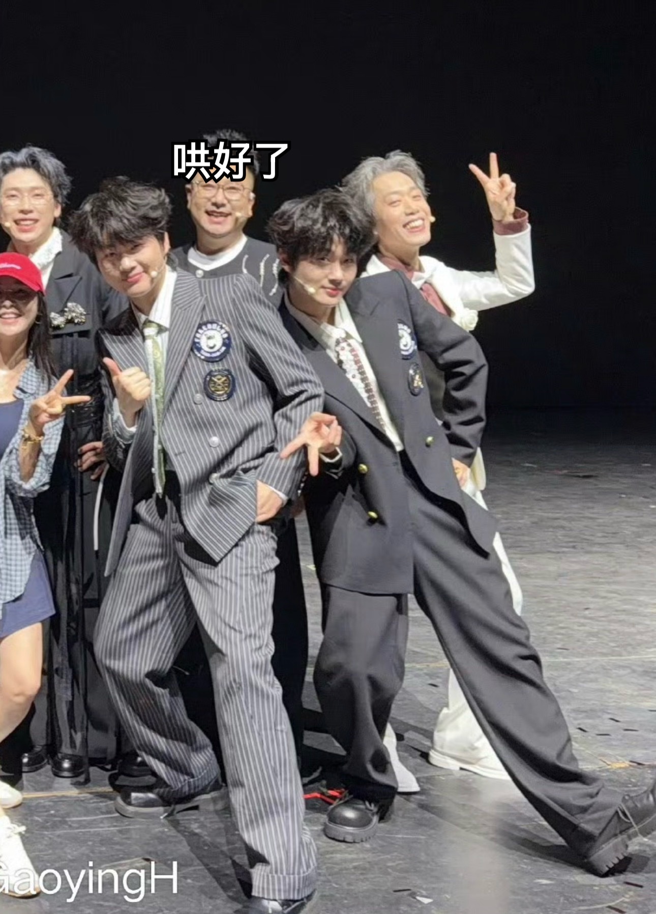 两本摊开的书 