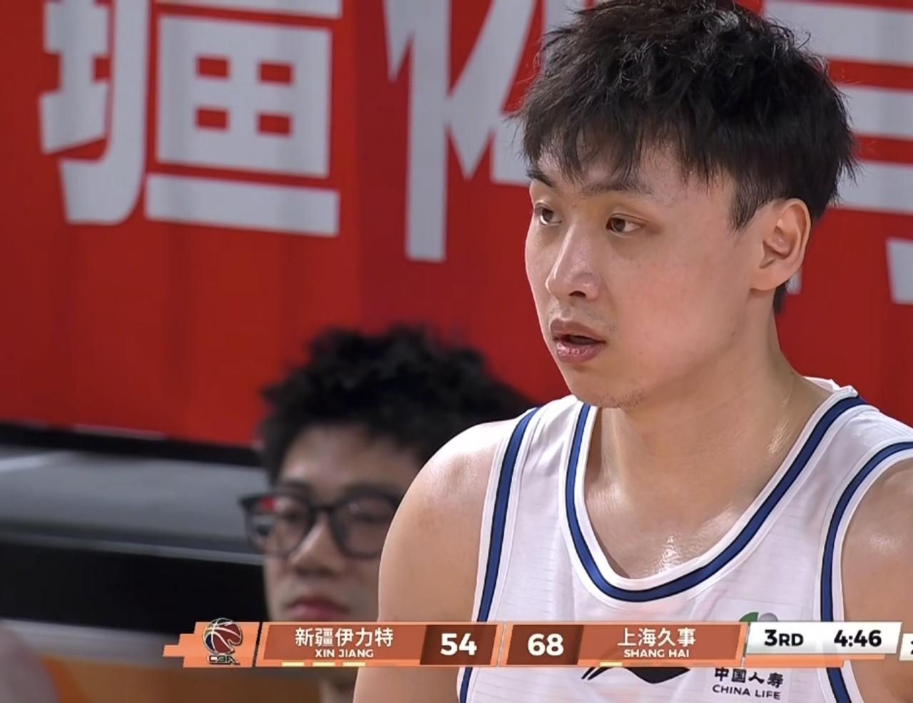 想不到李炎哲的眼睛被袁堂文无意戳伤，只是一个开始。紧接着便是主场漏雨，比赛中断长