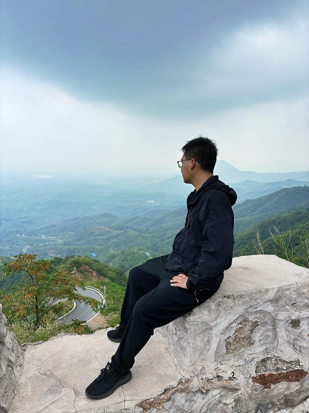 山顶的风，能吹走所有情绪；别总盯着生活的一地鸡毛，抬头看看山，就什么都想开了