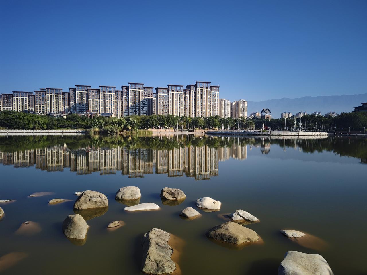 凤凰湖公园里的持琴人
元谋县城有一个非常漂亮的公园——凤凰湖公园。在元谋的这些日