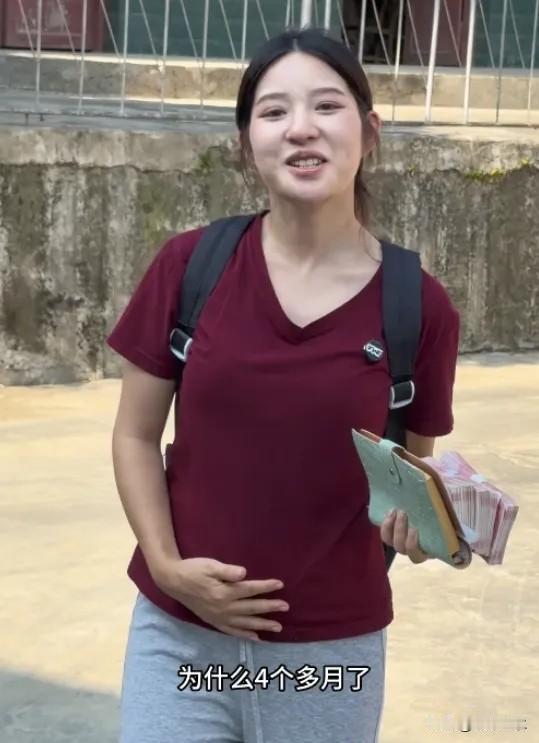 怀孕五个月还下到农村帮助农民，手里拿着两百平方米的房子也不肯去拿房产证，阿梓活得