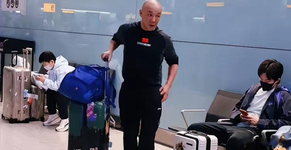 国乒到达伦敦 国乒全员抵达伦敦！全力备战百年世乒赛团体赛北京时间4月28日凌晨，