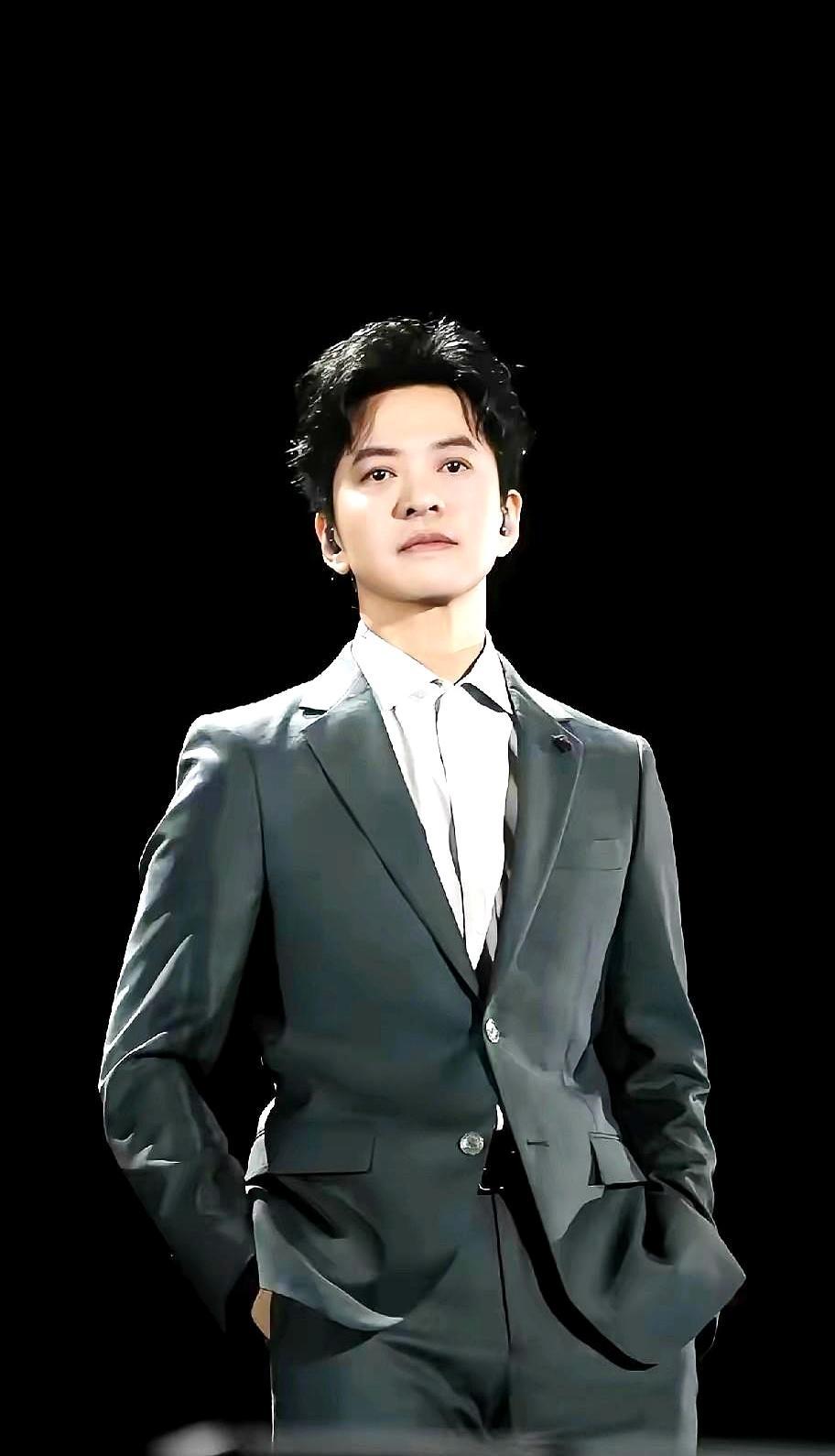 李健一句“有的放矢”，周杰伦和谢霆锋直接笑到从椅子上弹起来。
 
俩人一个前仰，