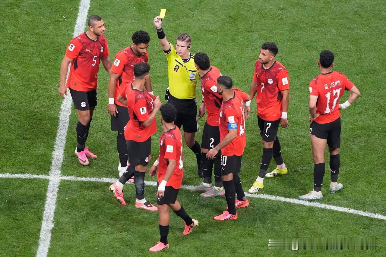 根据国际足球协会理事会（IFAB）的规则，以下是裁判判定的关键：

先触球和先触