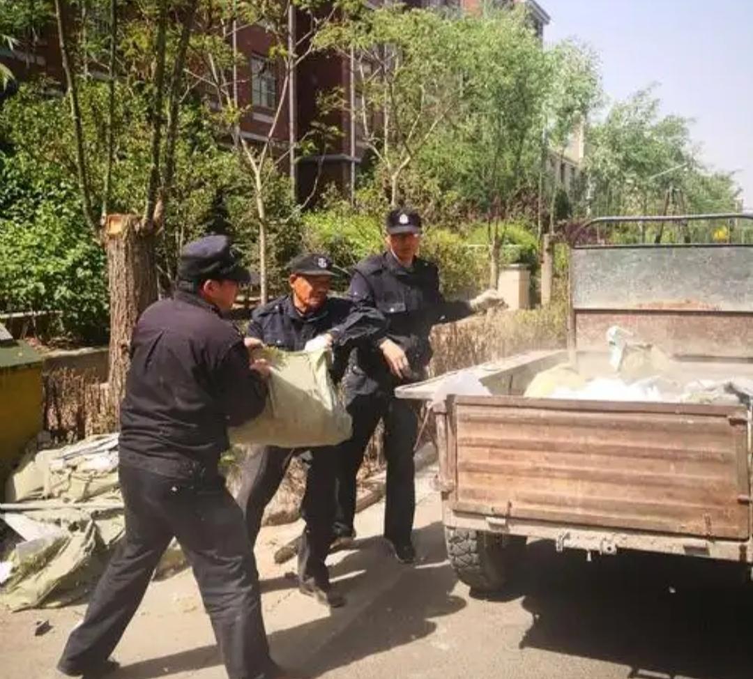 有人说现在治安好，小区不用保安也没问题，招几个保洁，维修人员就行了，把保安说的一