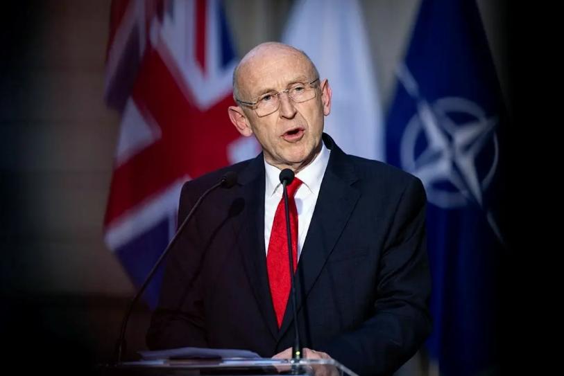 英国国防大臣约翰·希利说，“美国出于防御目的使用英国基地是被允许的，但并不包括袭