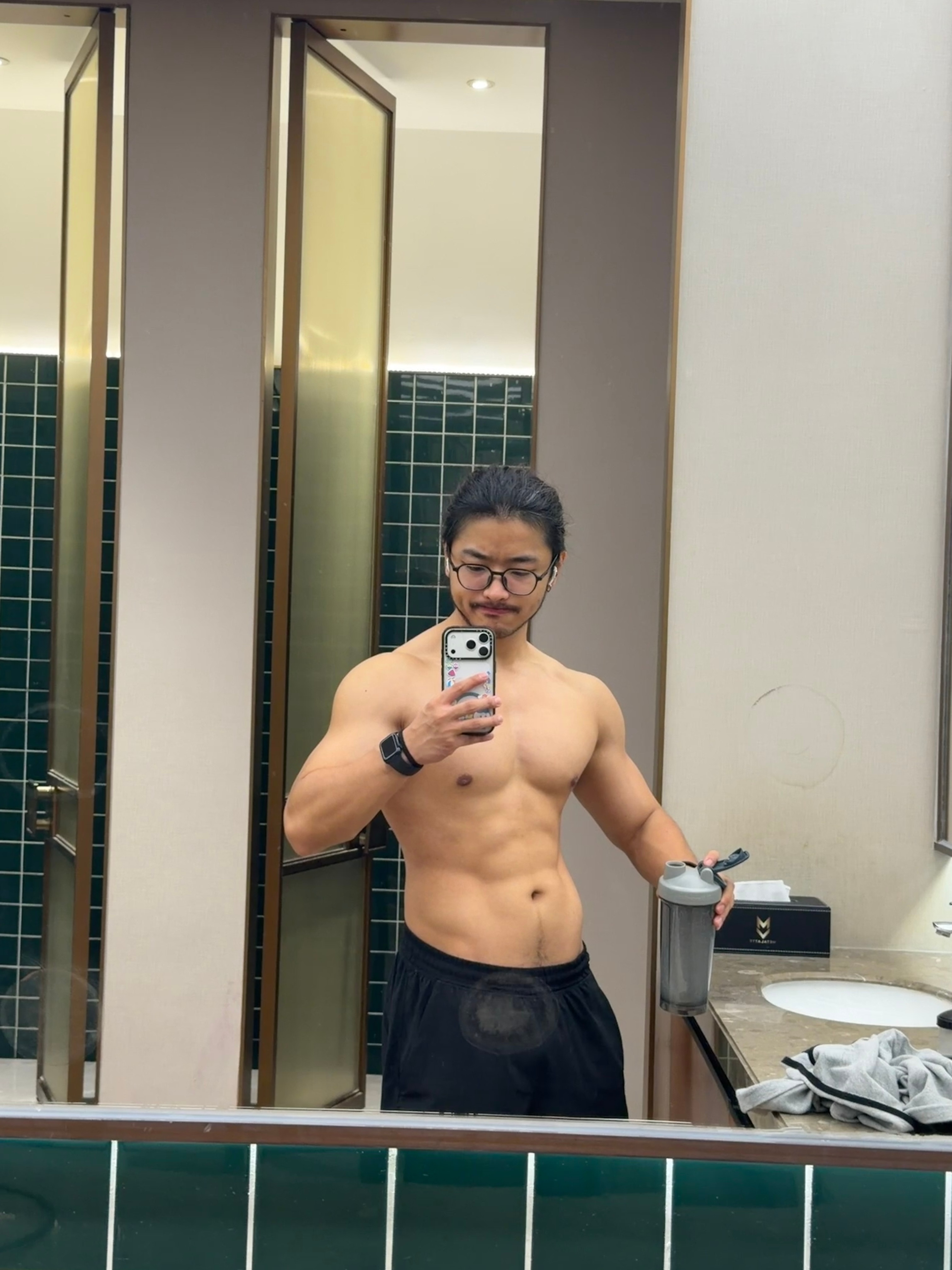 上斜75kg x 10 x 5平板70kg x 10 x 4双杠臂屈伸龙门架这个