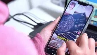 抖音让人上滑切换视频，下一条内容从下方出现，而不是让人下滑、让视频从上方掉下来。