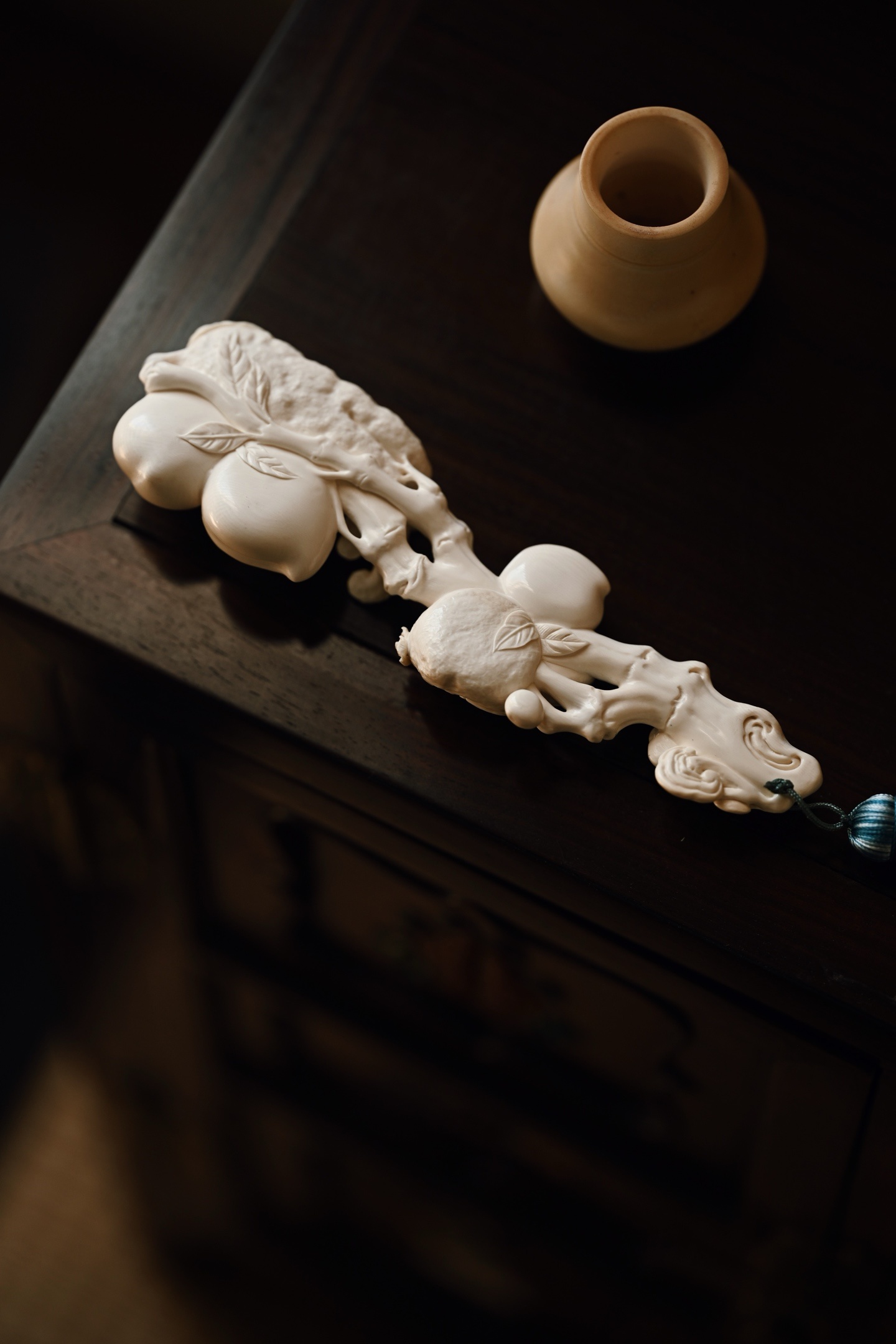 猛犸 | 三多吉祥 小如意摆件雕刻细腻，折枝佛手、寿桃、石榴圆润饱满，疏密有致，