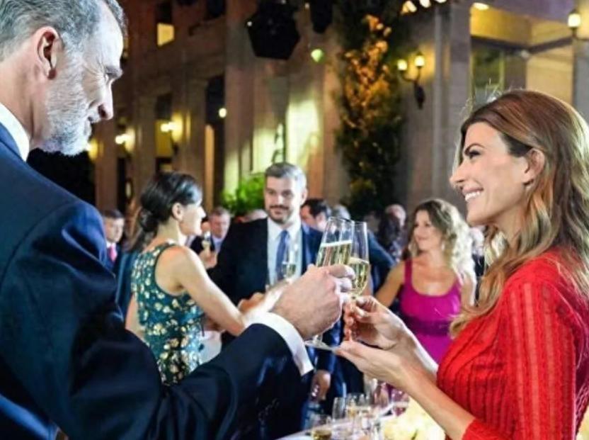 西班牙国王也闹绯闻了，绯闻对象还大有来头，是前阿根廷第一夫人朱莉安娜·阿瓦达！