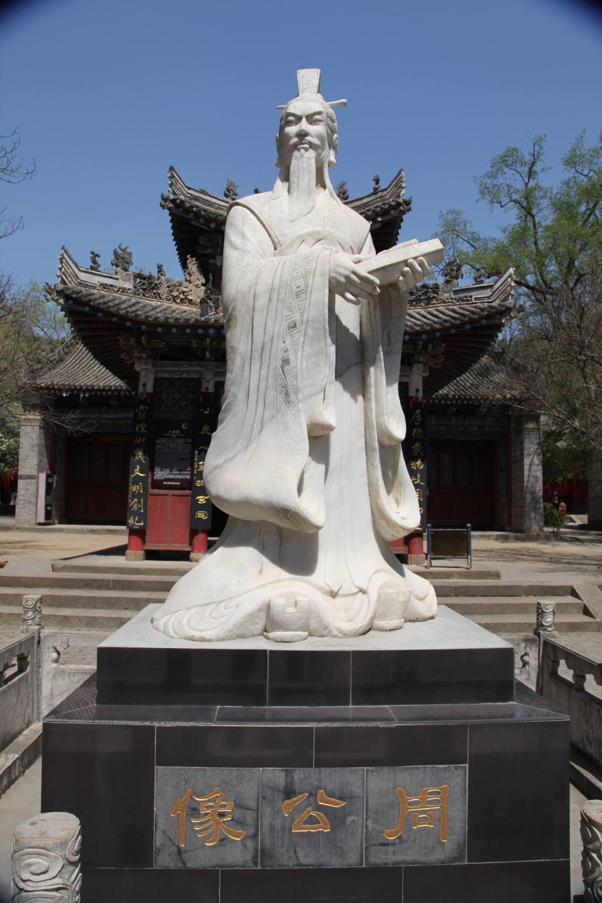 洛阳城的文化根脉里，周公铜像是当之无愧的精神地标。这位来自陕西岐山的西周元圣，踏