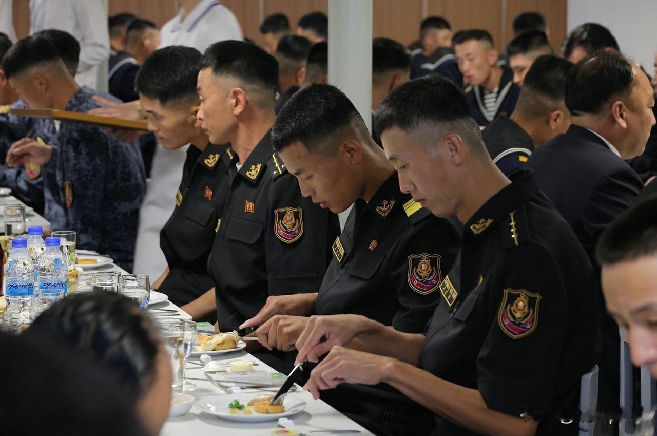 朝鲜军舰士兵吃西餐，这展现了朝鲜逐渐现代化的一面。吃西餐，本身就是一个标志性的事