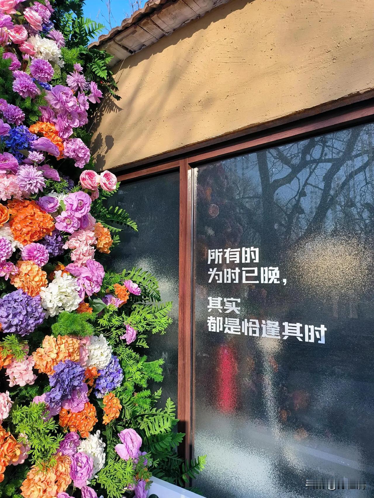 在学校里，老师是最后一道防线。

学校老师累，学生卷，大家都不快乐，有人说校长的