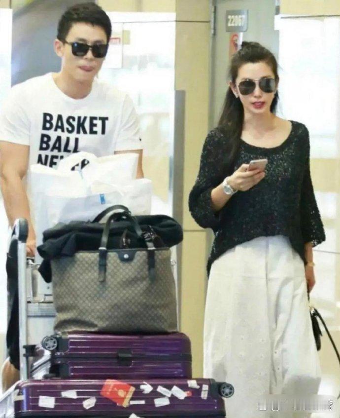 51岁的李冰冰和29岁的男友看着没有年龄差距，倒是蛮般配的 ​​​