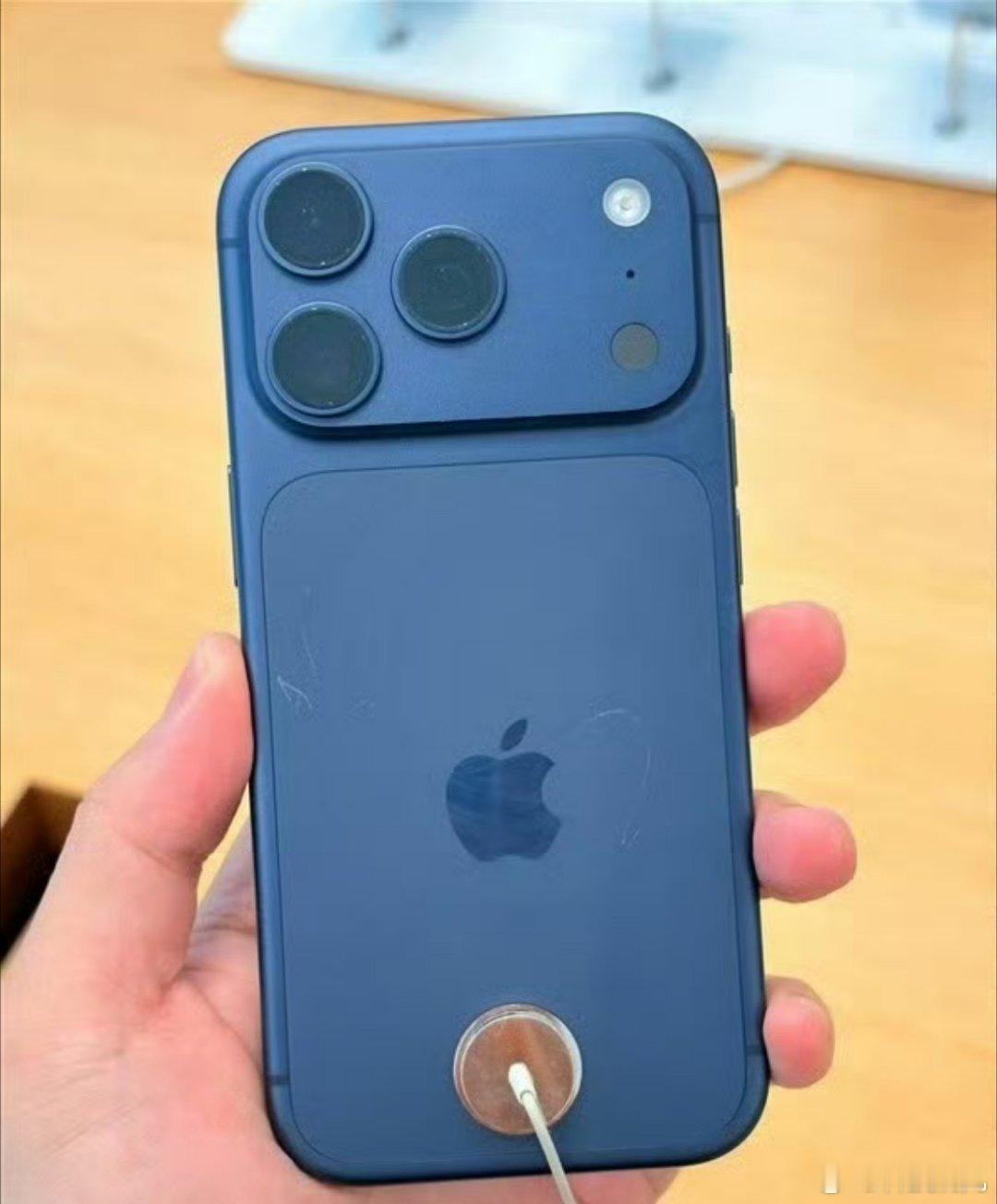 iPhone17Pro线下展出真机已满身划痕，今年新出的配色一旦出现划痕会特别明