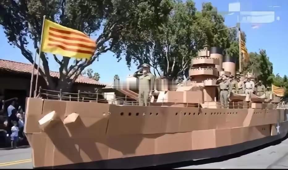 威武的老美海军方队亮相阅兵，走在前面的竟是“纸盒子战列舰” 。金毛雄心勃勃期待盛