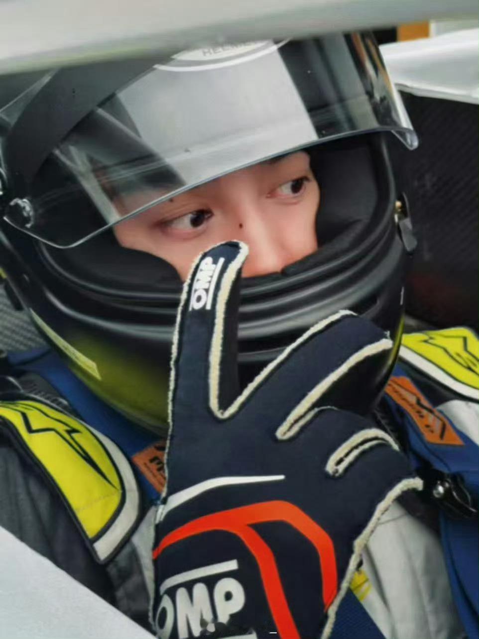 田栩宁 × F4 营业，身穿 Alpinestars RSEV 赛车服出镜，赛车