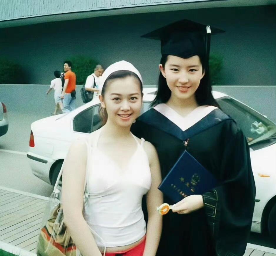 十五岁进北电，戏拍到手软。
《金粉世家》里是白月光，《仙剑》里是神仙姐姐，没人说