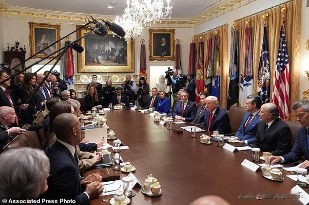 特朗普抨击加州和洛杉矶地方官员在山火一年后迟迟不发放建筑许可证。
州长纽森则声称