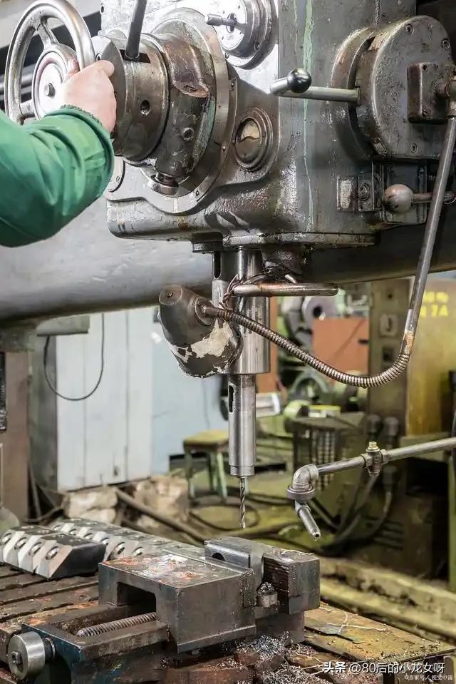 现实告诉你，在职场里，不要充能干，不要什么都会，不要主动去揽活，要不然你会比一头