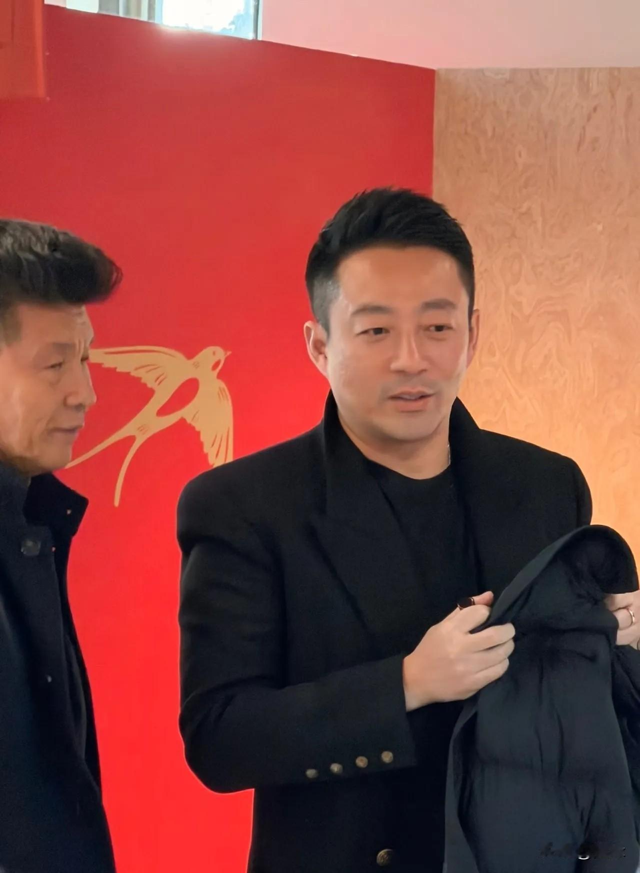 汪小菲北京参加活动！
网友:马筱梅呢？
汪小菲开玩笑说:我老婆现在比我有名，不敢