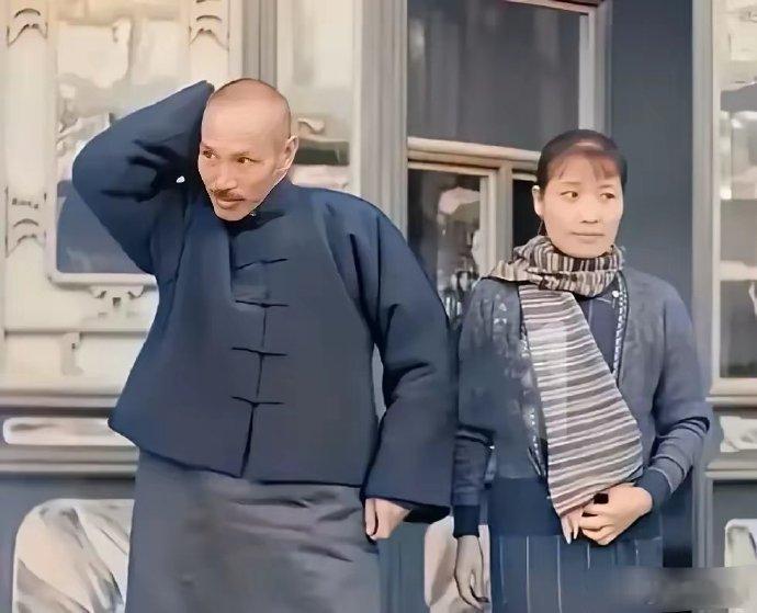 探究历史中的蒋宋夫妇，我仔细端详许久，却难以捕捉到宋氏美貌的所在。 