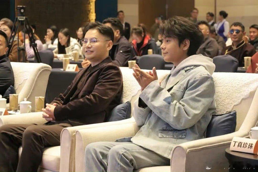聚焦民族团结的《梦寻苏毗女儿国》在拉萨杀青，还同步举办了媒体发布会。这部丁真首部