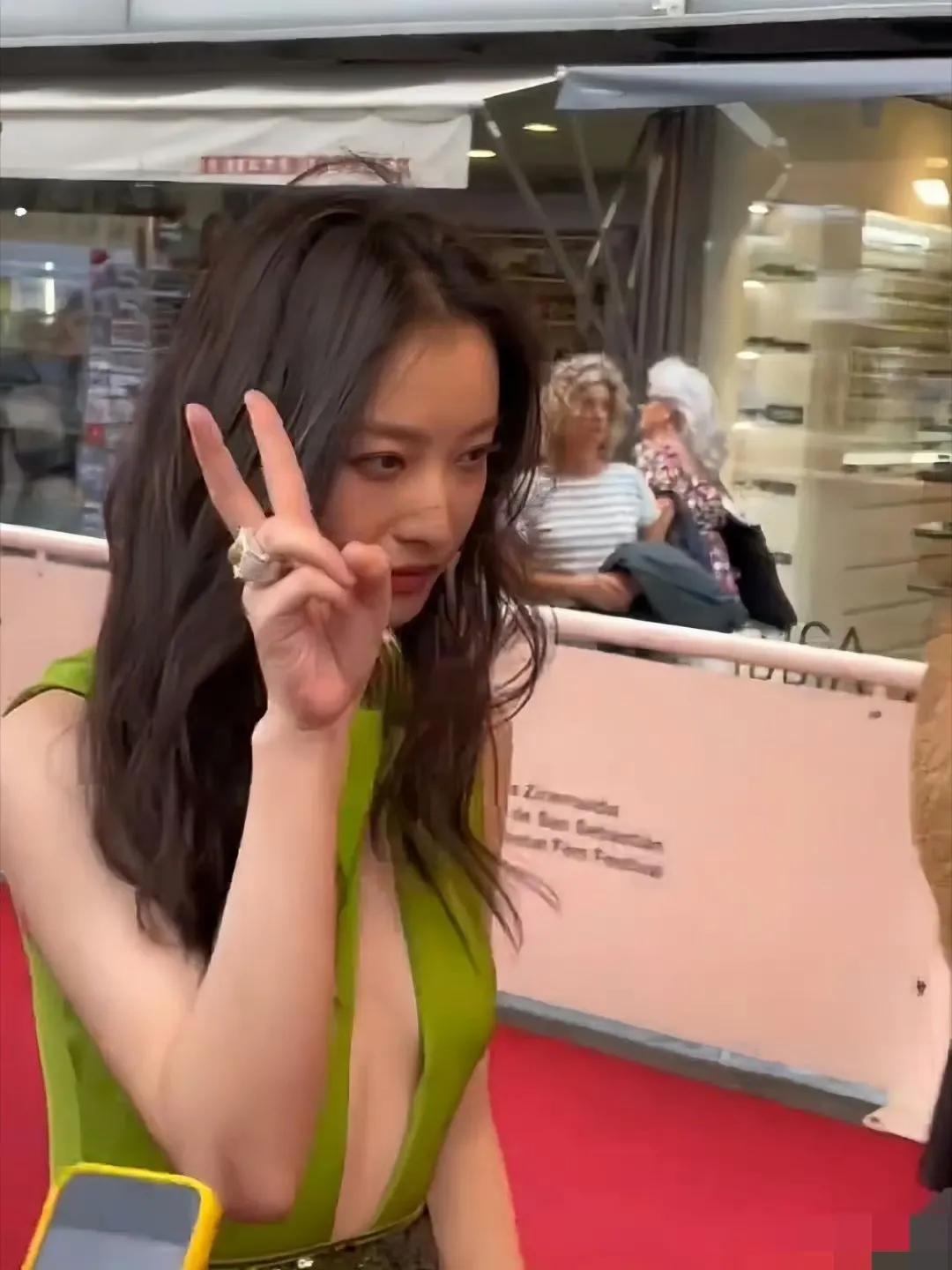 倪妮，空耳闹笑话了！

9月26日，倪妮冲上热搜，只因为她在圣塞巴斯蒂安电影节上