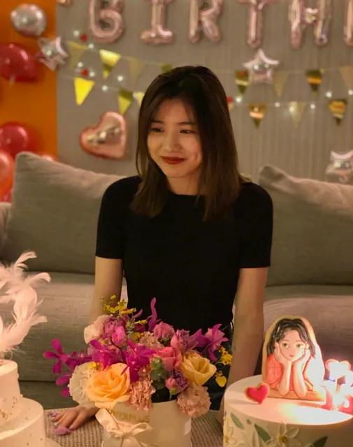 有人说她一脸苦相，她那里苦啦？明明就是个清纯靓丽的阳光女孩儿啊！