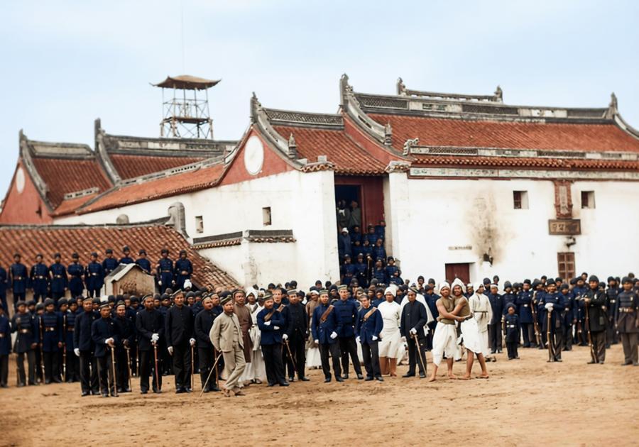 1860年，第二次英法联军战役期间，英国军队占据浙江宁波后的合影。空地上，密集排