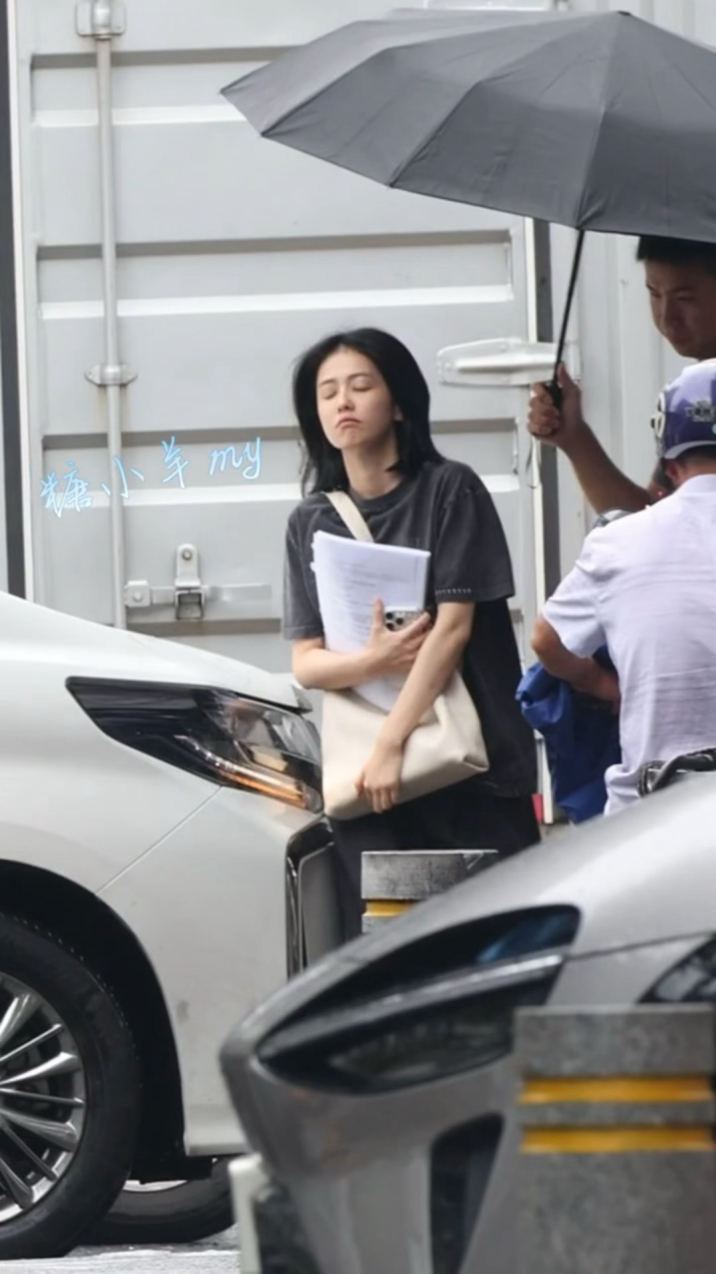 我上班路上没睡醒就白鹿这样：我上班路上没睡醒就白鹿这样 白鹿边走边睡