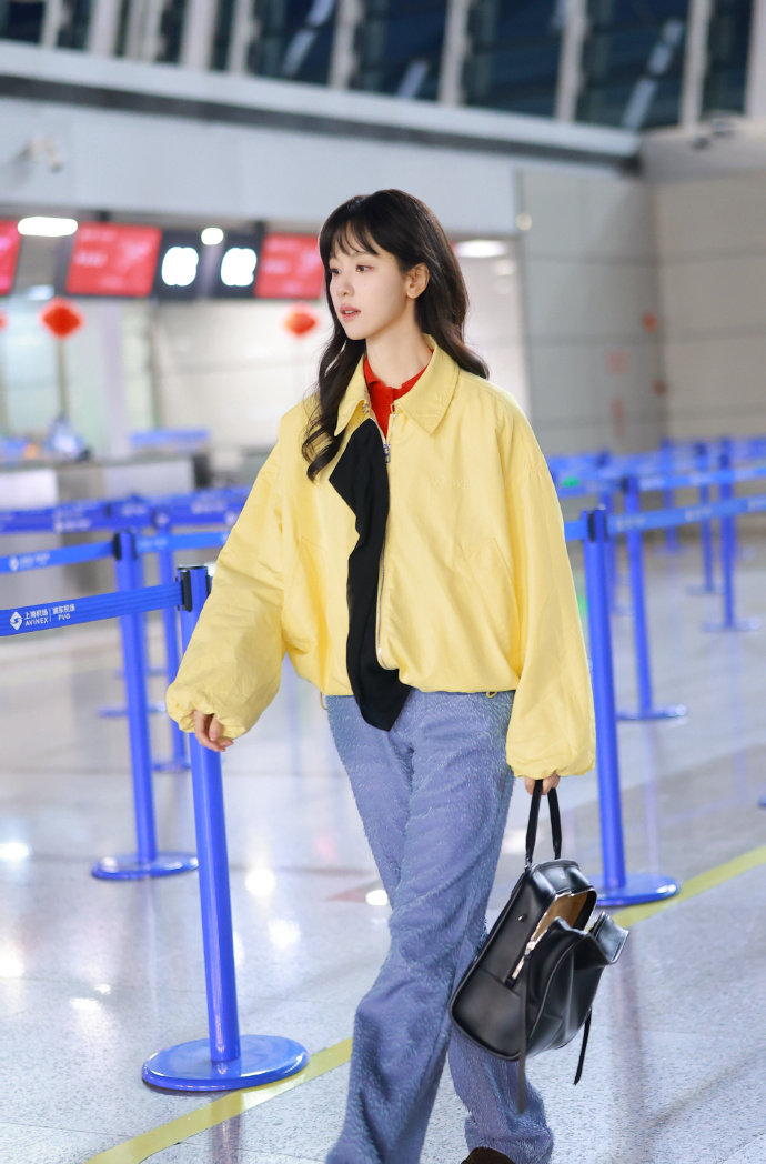 陈都灵出发参加巴黎时装周 陈都灵空气刘海奶黄包陈都灵出发参加巴黎时装周，谁懂这个