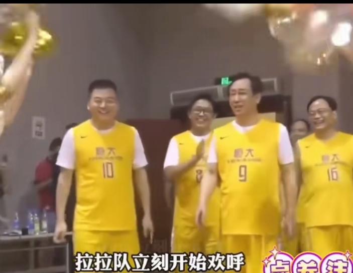 听说许家印在公司举办的篮球比赛中拿下30分，要知道全队总得分才44分，我的乖，这