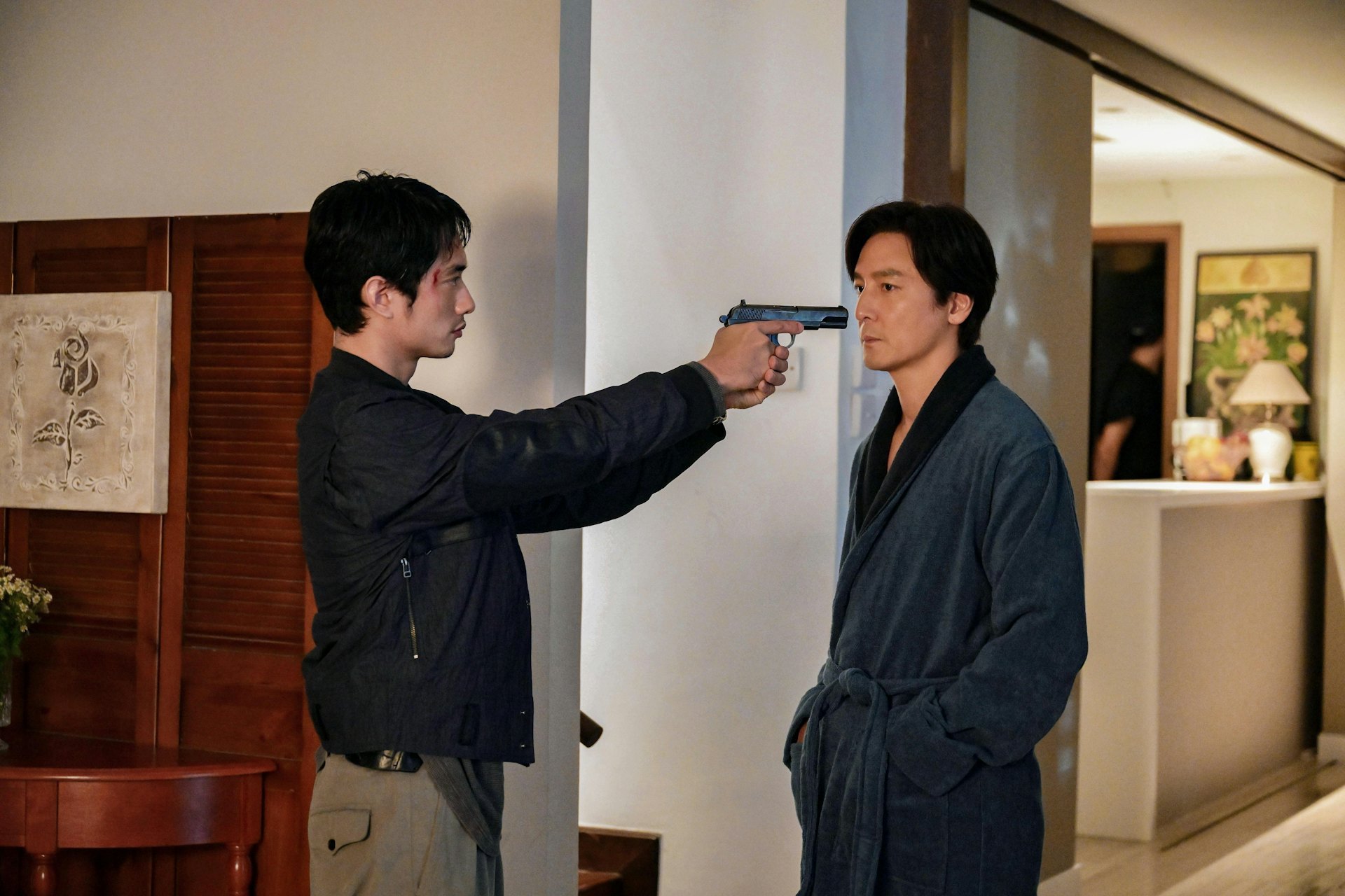 《寒战1994》里，吴彦祖和新生代演员刘俊谦对手戏最多，谈起这位后辈，他赞不绝口