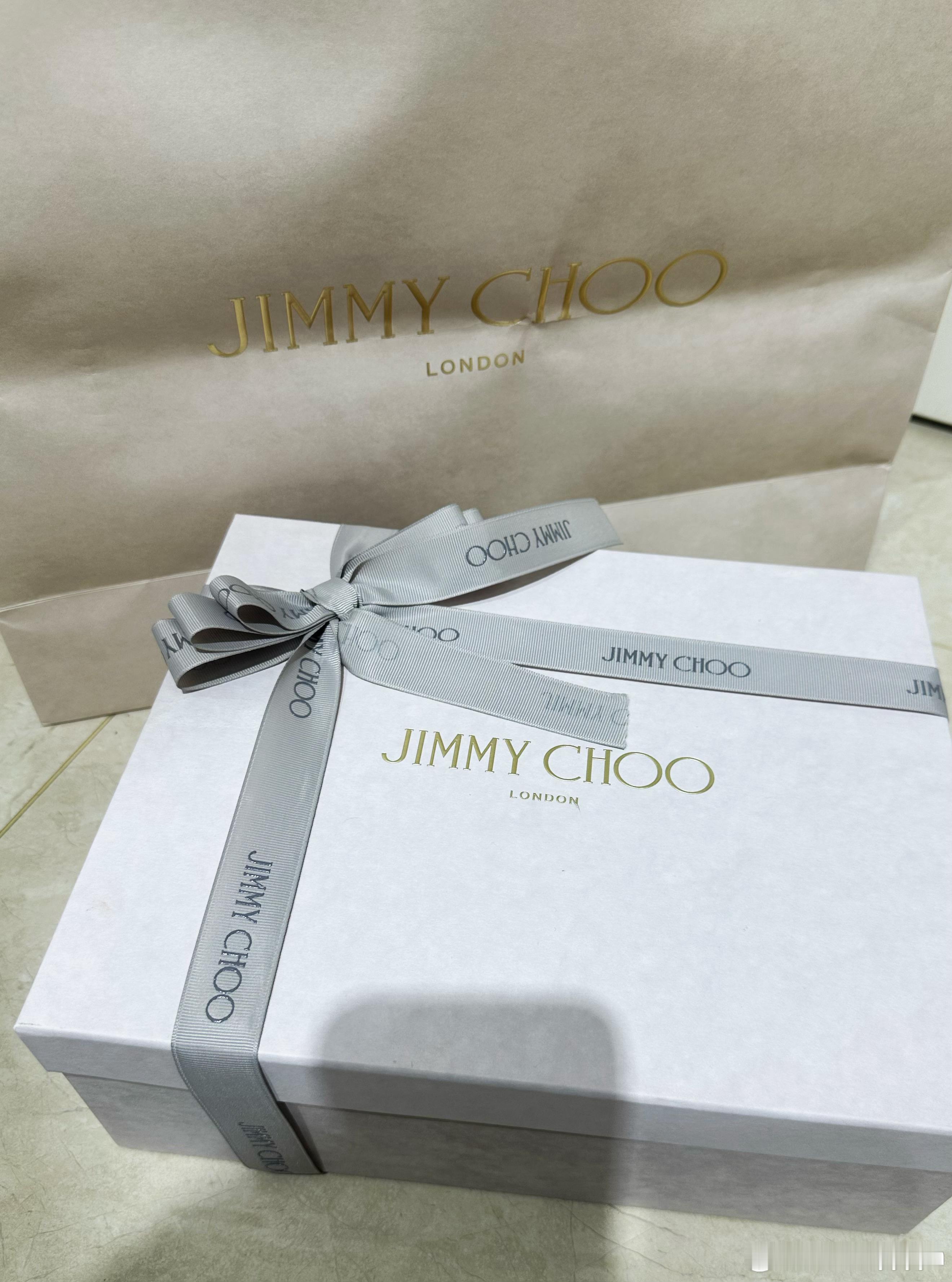 在我的绝版鞋柜里再添一员大将！这个颜色是我女儿选的！比银色好看！！！ ​​​